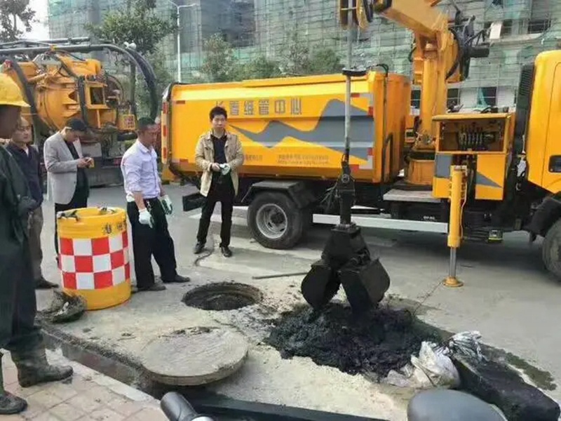 二连浩特街道：网格员化身“清道夫”，为民解忧疏通“堵心”化粪池
