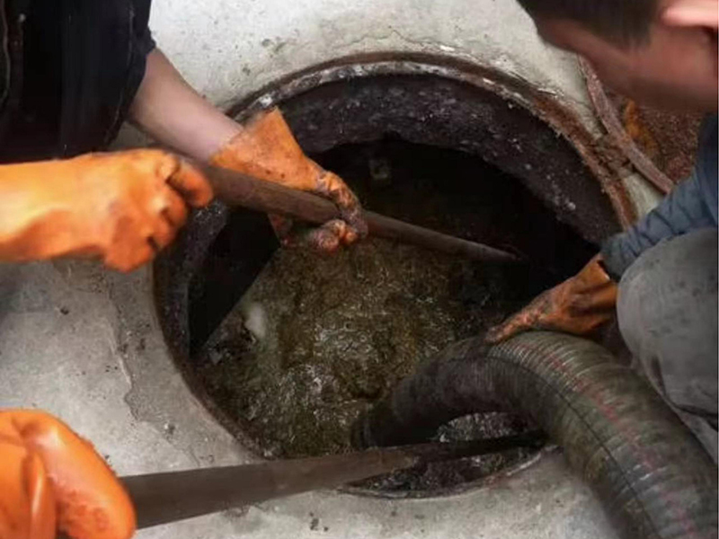 二连浩特清理化粪池时如何避免沼气的危害？